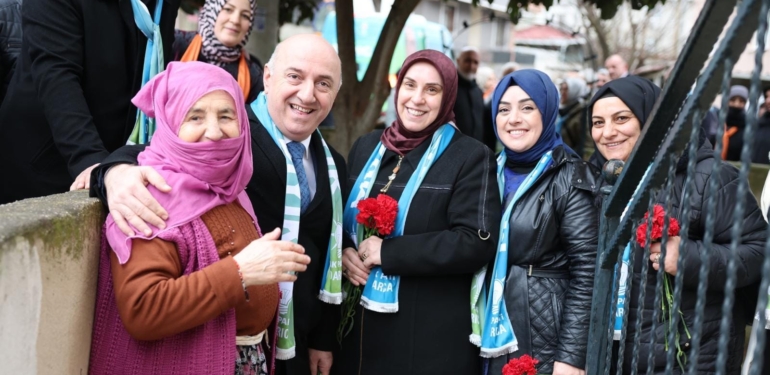 Başkan Bıyık, Darıcalılara karanfil dağıttı