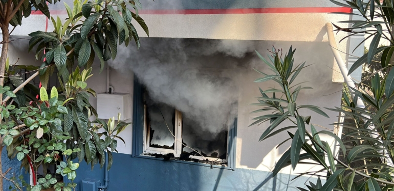 Kocaeli’de 4 katlı  apartmanın giriş  katında yangın  çıktı 1 çocuk 2 kişi  hastaneye kaldırıldı