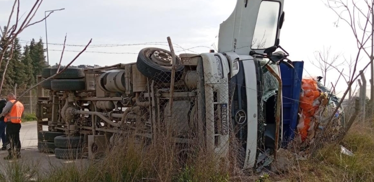 Darıca’da devrilen tır sürücüsü yaralandı
