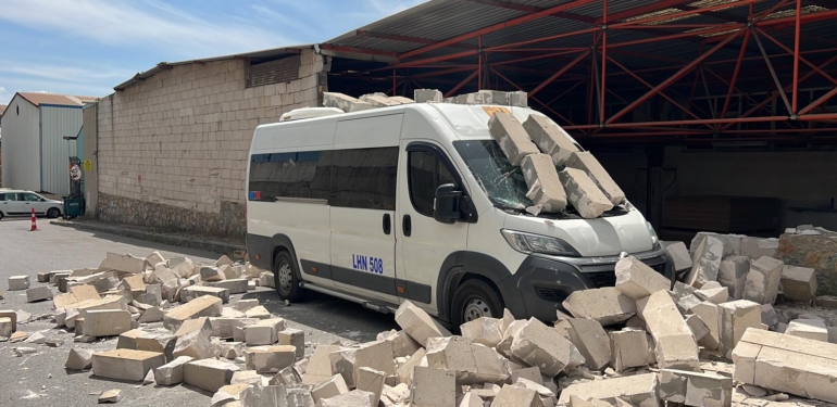 Kocaeli’de  bir  kontrplak fabrika deposunun duvarı  2 araç  üzerine  çöktü