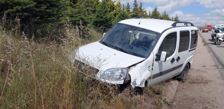 Gebzede Bariyerlere çarpan hafif ticari araç sürücüsü  yaralandı