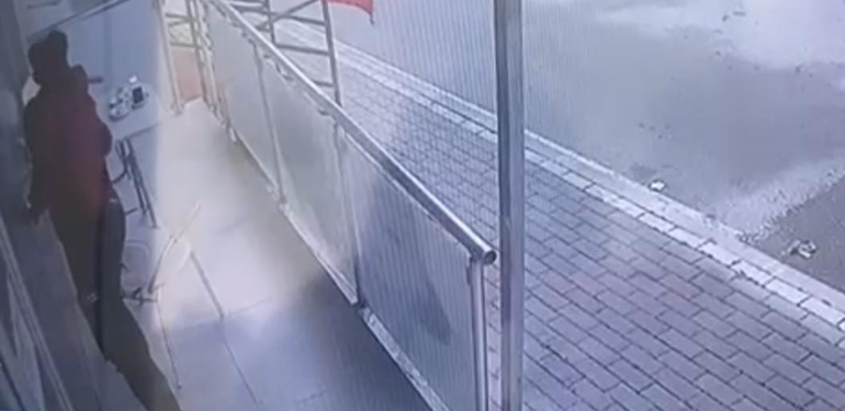 Gebze de bir güzellik merkezi önünden sigara  çalanlar  güvenlik  kamerasina yakalandı