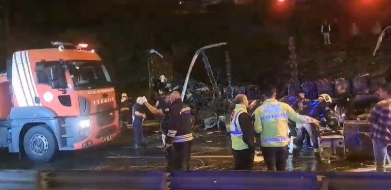 Tem otoyolunda çamaşır  makinesi  yüklü  tır  yandı