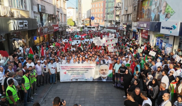 Gebze de on binlerce kişi Gazze ve Filistin için yürüdü