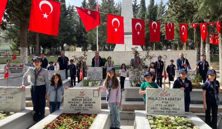 İLKÇEV izcileri Gebze Şehitliği’ni ziyaret etti