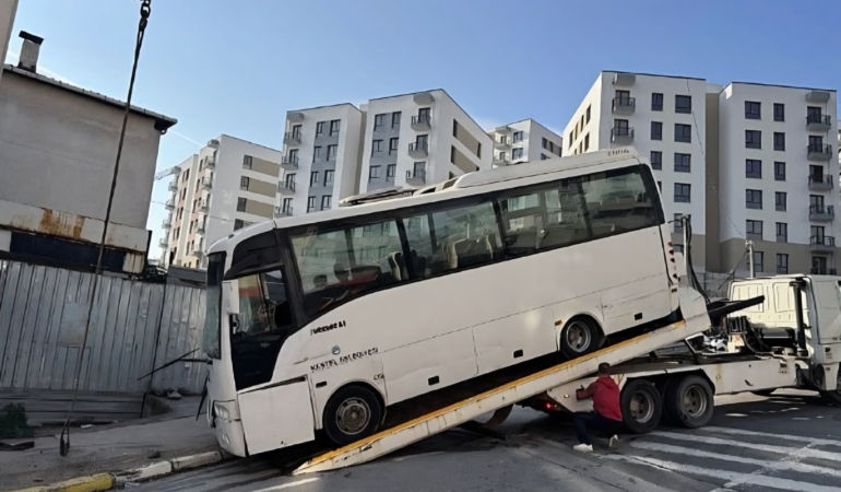 İzmit’te Feci Kaza: Midibüs Binaya Çarptı, 3’ü Polis 7 Yaralı!