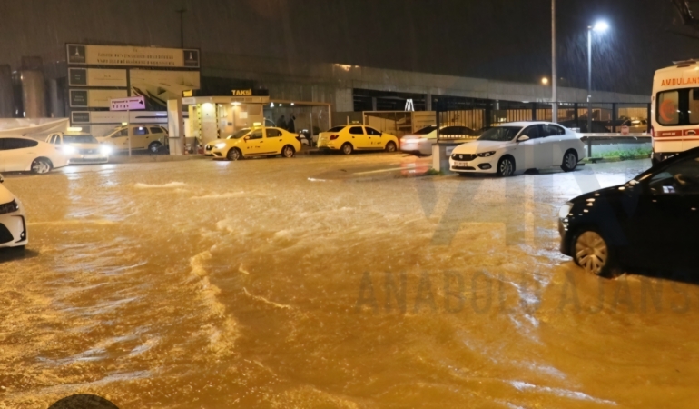 Gebze’de Sağanak Yağış Etkili Oldu