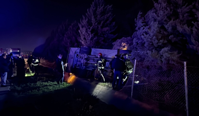 Gebze’de otomobil ile çarpışan midibüs devrildi: 1’i ağır 8 yaralı