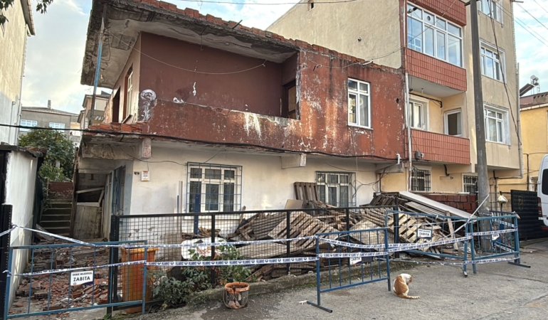 Kocaeli’de İki Katlı Binanın Balkonu Çöktü: Aile Tahliye Edildi