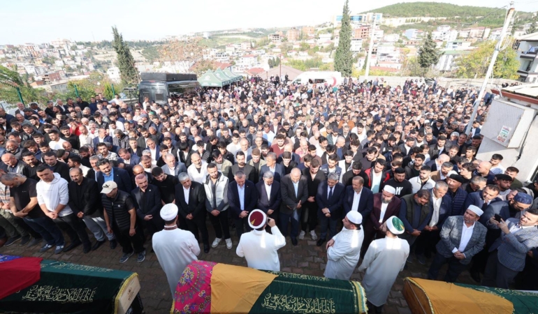 Yangında hayatını kaybedenler son yolculuğa uğurlandı: