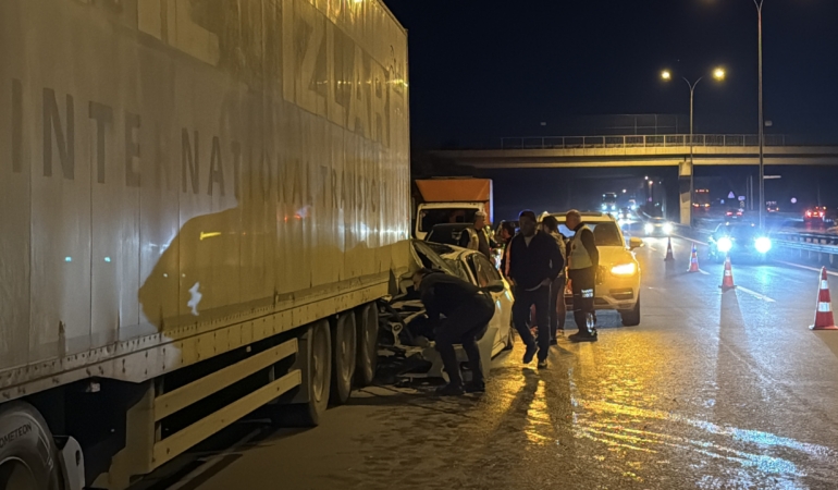 Çayırova’da tıra çarpan otomobil sürücüsü yaralandı