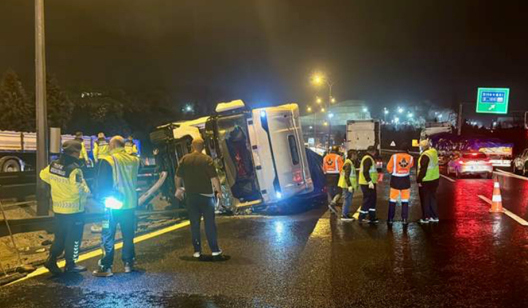 Tem Otoyolu’nda devrilen granür yüklü tırın sürücüsü yaralandı