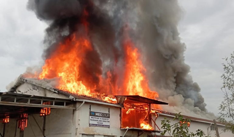 KOCAELİ’DE DEHŞET ANLARI: FABRİKA ALEV ALEV!