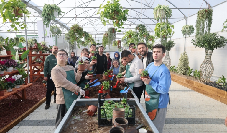 Özel bireyler, elleriyle hasat yapıp çiçek ekti