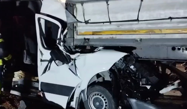 işçi servisi ile tır çarpıştı 9 yaralı