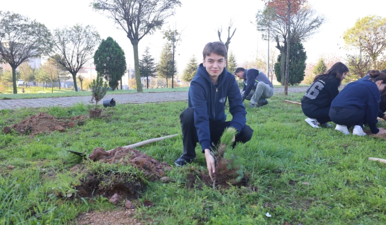 Çayırovalı öğrenciler, fidanları toprakla buluşturdu