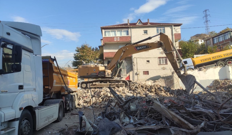 Dilovası’nda yedi kişinin ölümüne sebep olan fabrikada yıkım çalışmaları sona erdi