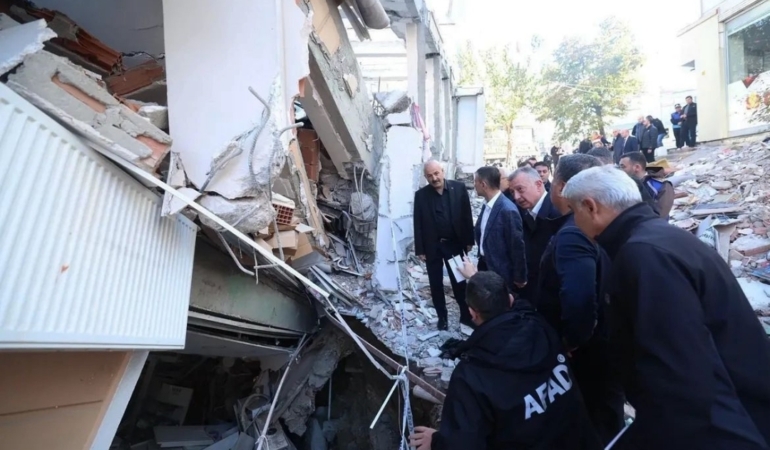 Gebze’de çökme tehlikesi: 27 iş yeri ve 72 daire tahliye edildi! Sayı artabilir…