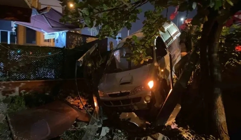 İki araç  çarpıştı  biri  evin  bahçesine düştü