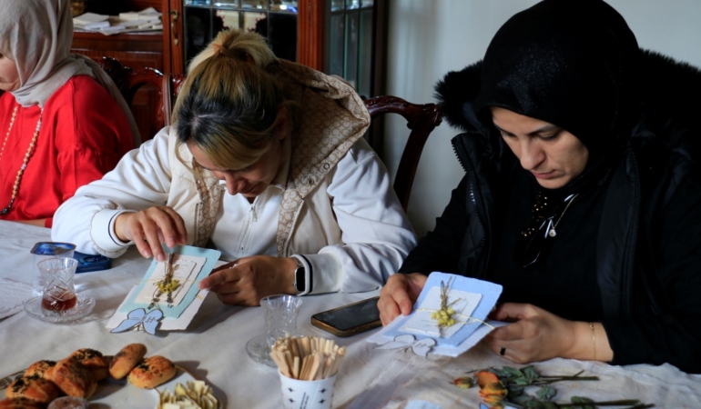 Konak güllerinin kâğıttaki izleri büyüledi