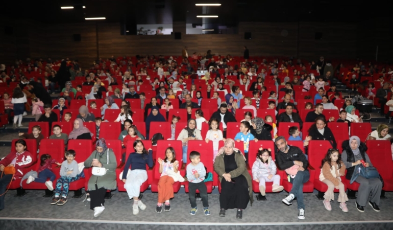 Çayırovalı çocuklar, hafta sonunu tiyatroyla dolu geçirdi