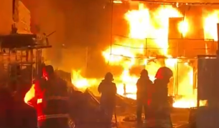 Gebze’de geri dönüşüm deposunda yangın çıktı