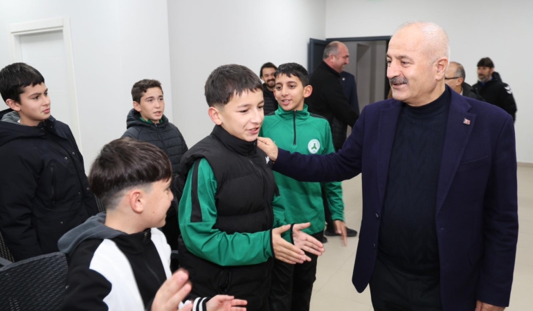 BAŞKAN BÜYÜKGÖZ BEYLİKBAĞISPOR’UN GENÇ FUTBOLCULARIYLA BULUŞTU