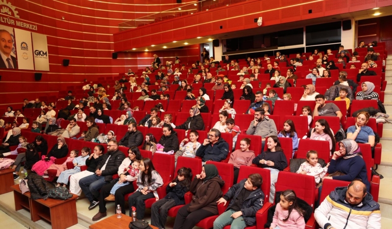 Renkli Çoraplı Kuzgun Minik Tiyatroseverlerle Buluştu