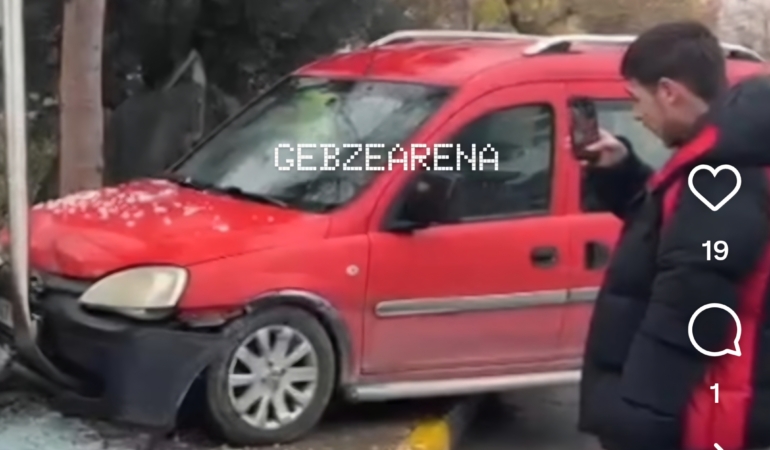 Fireni  boşalan araç  otobüs durağına çarptı