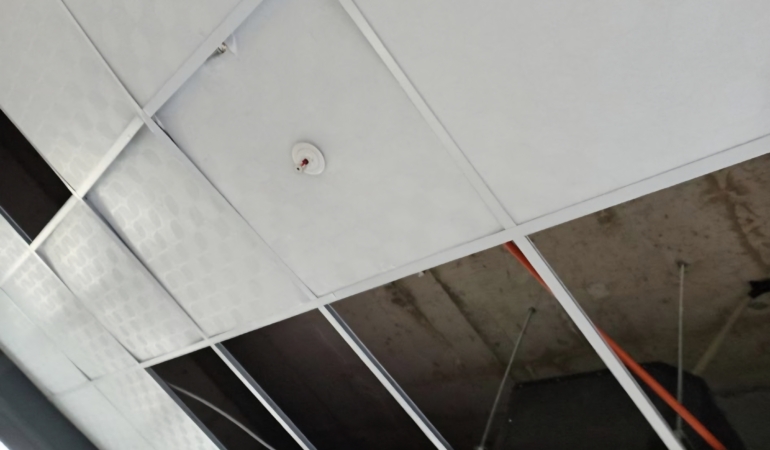 Çayırova Şekerpınar KOMEK’te Çatı Sorunu: Kursiyerler Çözüm Bekliyor