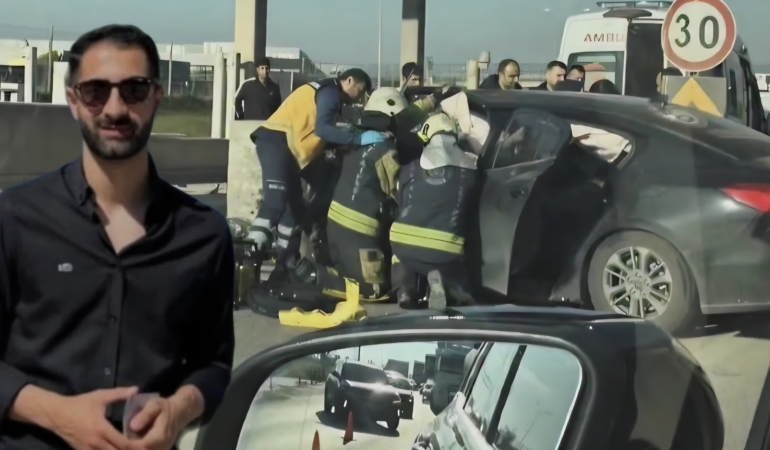 TEM Otoyolu’nda otomobil gişeye çarptı: Anne ve oğlu yaşamını yitirdi