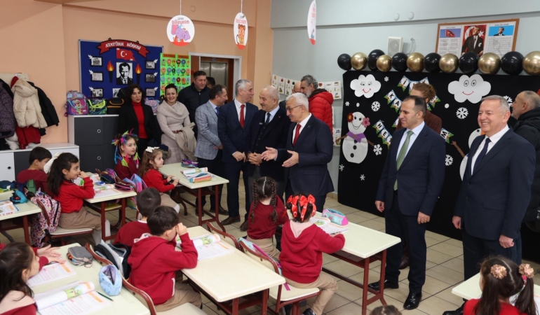 Sultan Ayhan İlkokulu’nda Yarıyıl Karneleri Dağıtıldı